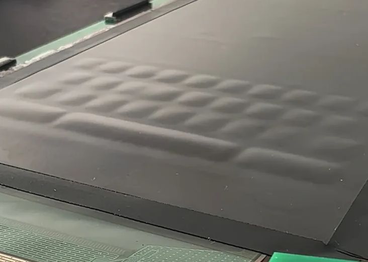 Ecranul Oled Care Se Poate Umple Cu Lichid Pentru A Forma Butoane Tactile