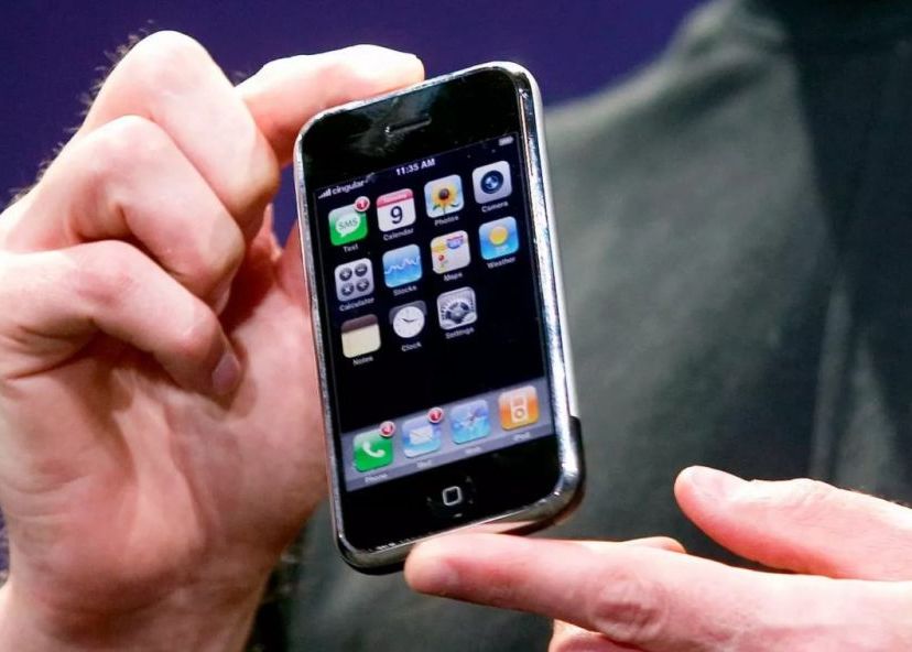 Un iPhone original de doar 4GB s-a vândut la licitație cu aproape 200.000 de dolari Un Iphone Original De Doar 4gb S A Vandut La Licitatie Cu Aproape 200 000 De Dolari