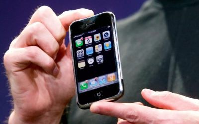Un iPhone original de doar 4GB s-a vândut la licitație cu aproape 200.000 de dolari