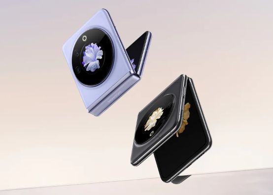 Cel mai nou telefon pliabil. Phantom V de la Tecno oferă un ecran exterior circular, la un preț accesibil Cel Mai Nou Telefon Pliabil Phantom V De La Tecno Ofera Un Ecran Exterior Circular La Un Pret Accesibil