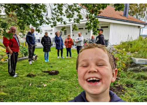 Descoperirea Fabuloasa Facuta De O Familie In Curte In Timp Ce Cauta Un Cercel Pierdut