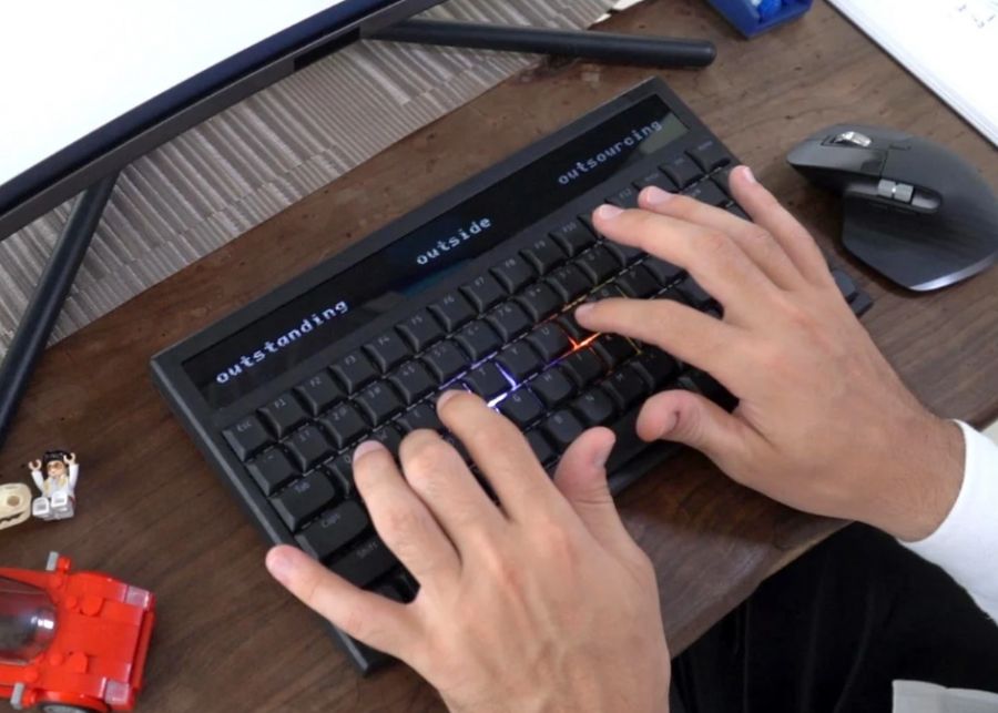 Tastatura care aproape că îți citește gândurile și te ajută să scrii de trei ori mai repede Tastatura Care Te Ajuta Sa Scrii De Trei Ori Mai Repede