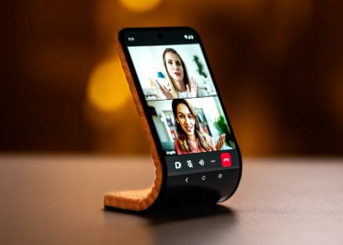 Motorola Anunta Un Telefon Pliabil Care Poate Fi Purtat In Jurul Incheieturii Ca Un Ceas