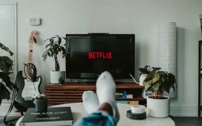 Netflix devine primul serviciu de streaming care le va oferi abonaților ce suportă reclame opțiunea de a descărca local conținut