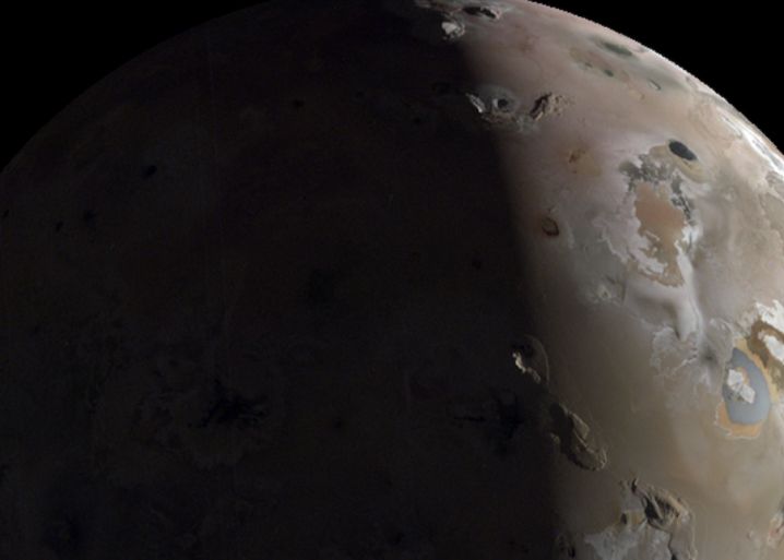 Imagini extraordinare cu o planetă apropiată, acoperită de vulcani. Este cel mai dens relief de acest tip din sistemul solar Imagini Extraordinare Cu O Planeta Apropiata Acoperita De Vulcani Este Cel Mai Dens Relief De Acest Tip