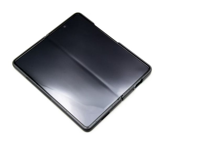 Apple brevetează un nou tip de ecran pliabil, foarte fluid și fără „cute”, pentru iPhone și iPad Apple Breveteaza Un Ecran Pliabil Fara Pliuri Pentru Iphone Si Ipad