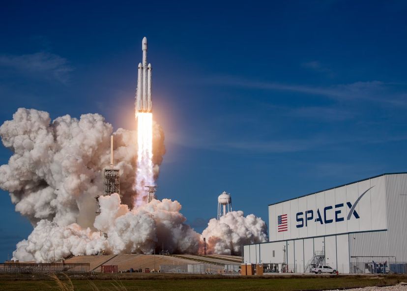 SpaceX ar fi construit sute de sateliți de spionaj pentru guvernul american Spacex Ar Fi Construit Sute De Sateliti De Spionaj Pentru Guvernul American