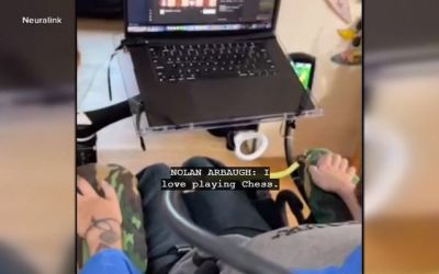 Primul pacient cu un cip Neuralink implantat în creier joacă acum șah doar cu puterea minții. VIDEO