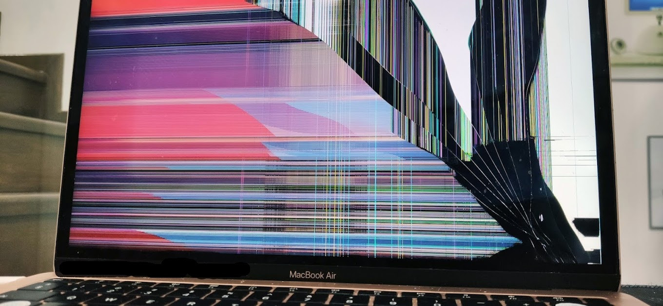 (P) Ecran spart la MacBook? Nu te grăbi să-l schimbi &ndash; vezi ce opțiuni ai &icirc;nainte să plătești mii de lei